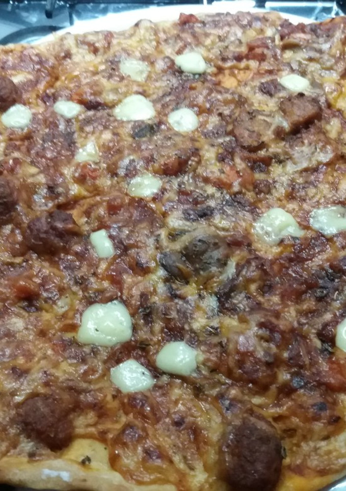 Una foto de Pizza boloñesa casera amb formatge mahonesa