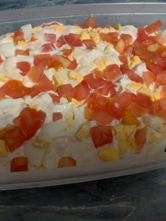 Una foto de Ensalada de brócoli 🥦 con tomate 🍅 huevo 🥚 atún y mayonesa 🤤