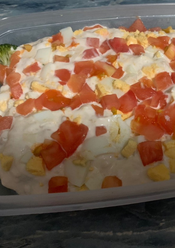 Una foto de Ensalada de brócoli 🥦 con tomate 🍅 huevo 🥚 atún y mayonesa 🤤