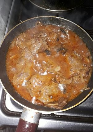 Una foto de Hígado en salsa de tomate con CHAMPIÑONES