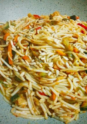 Una foto de Wok de verduras con fideos de arroz