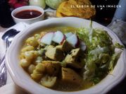 Una foto de pozole de pechuga