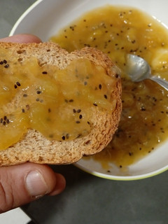 Una foto de Mermelada de kiwi 🥝 y manzana 🍏🍯