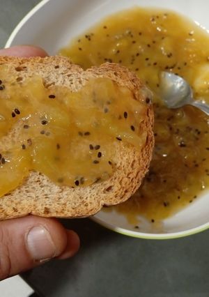 Una foto de Mermelada de kiwi 🥝 y manzana 🍏🍯