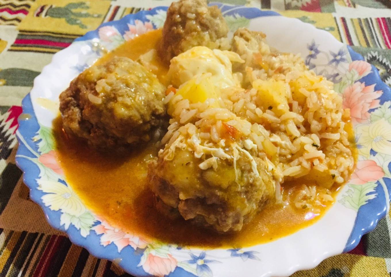 Estofado de albóndigas con papas y arroz 🥔🍛