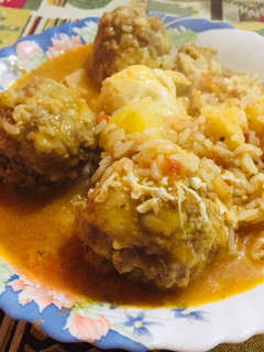 Una foto de Estofado de albóndigas con papas y arroz 🥔🍛