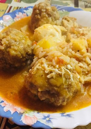 Una foto de Estofado de albóndigas con papas y arroz 🥔🍛