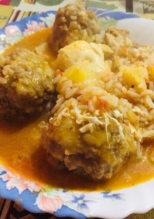 Una foto de Estofado de albóndigas con papas y arroz 🥔🍛