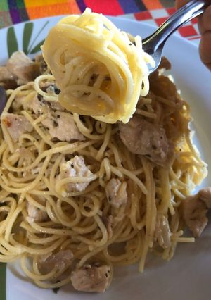 Una foto de Pasta de pollo con champiñones 🍝