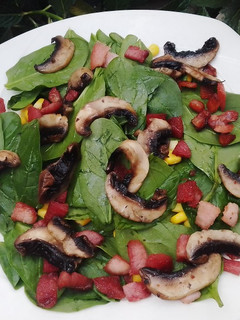 Una foto de Ensalada de espinacas con tocino 🥗🥓