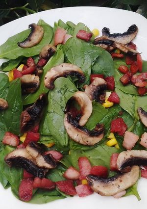 Una foto de Ensalada de espinacas con tocino 🥗🥓