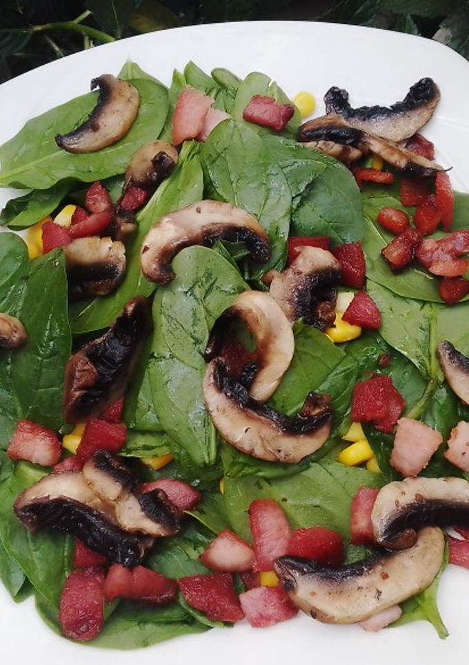 Una foto de Ensalada de espinacas con tocino 🥗🥓