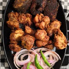 A picture of Chicken and fish platter.