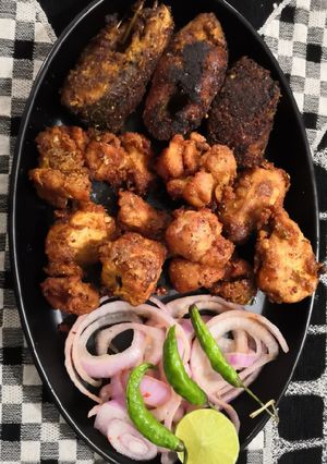 A picture of Chicken and fish platter.