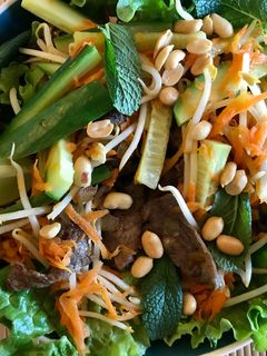 Une photo de Salade de bœuf sauté & sauce soja