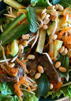 Une photo de Salade de bœuf sauté & sauce soja