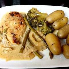 A picture of My Chicken Tarragon with Broccoli & Asparagus in sauce 🤩.