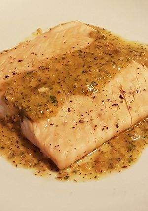Foto di Salmone alla piastra con salsina di pomodorini ciliegino