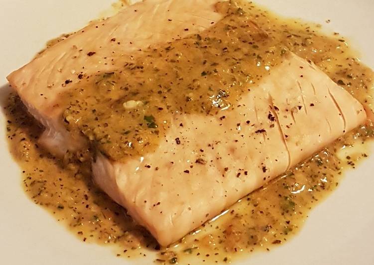 Salmone alla piastra con salsina di pomodorini ciliegino