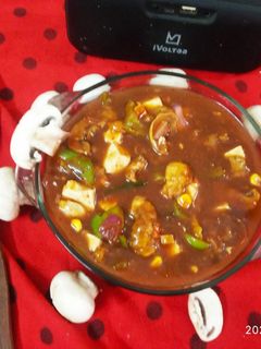 मशरूम चिल्ली पनीर (mushroom chilli paneer recipe in Hindi) रेसिपी मुख्य फोटो