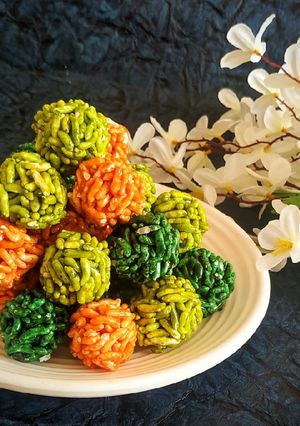 A picture of Puffed rice laddu.