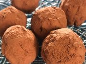Una foto de trufas de chocolate sin horno