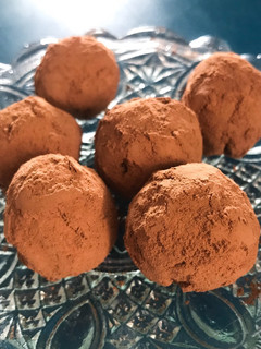 Una foto de Trufas de chocolate oscuro y limón