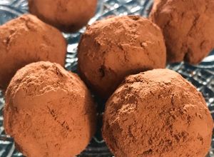 Una foto de Trufas de chocolate oscuro y limón