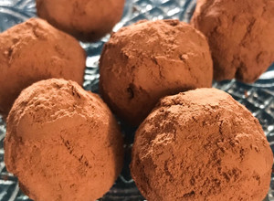 Una foto de Trufas de chocolate oscuro y limón
