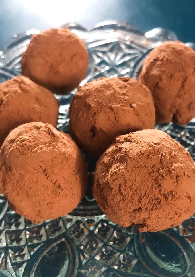 Una foto de Trufas de chocolate oscuro y limón