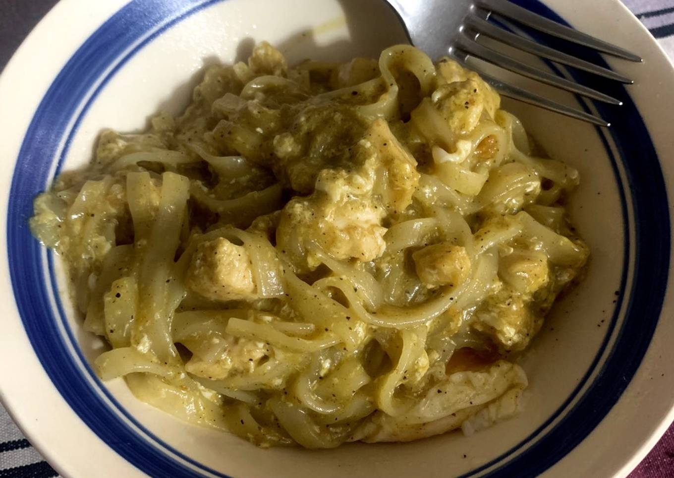 Tallarines de arroz al curry verde