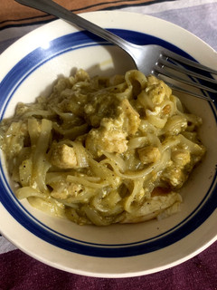 Una foto de Tallarines de arroz al curry verde