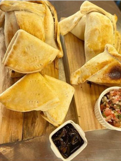 Una foto de Dobladitas y empanadas de pino