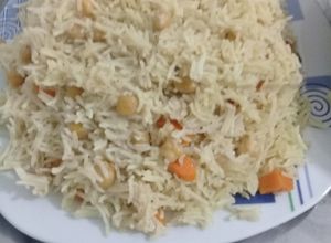 صورة لوصفة رز بحمص مع الجرز والبصل