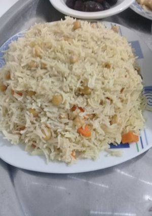 صورة لوصفة رز بحمص مع الجرز والبصل