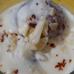A picture of Gulabjamun with rabri.