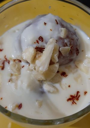 A picture of Gulabjamun with rabri.