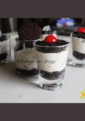 A picture of Oreo Glass Cheesecake.
