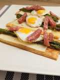 Canapé de hojaldre con huevo de codorniz