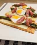 Canapé de hojaldre con huevo de codorniz