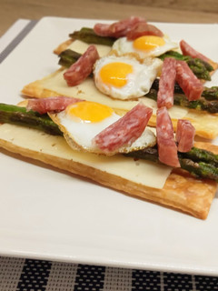 Una foto de Canapé de hojaldre con huevo de codorniz