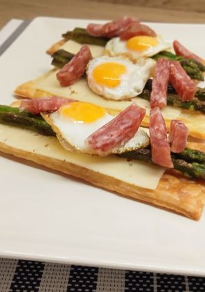 Una foto de Canapé de hojaldre con huevo de codorniz