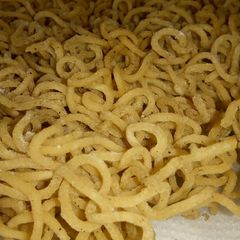 A picture of Crunchy fried noodles.