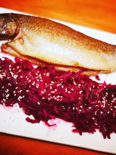 Una foto de Trucha con carpaccio de remolacha
