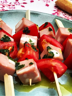Una foto de Brochetas de mortadela siciliana, tomate y aceite de albahaca 🌿