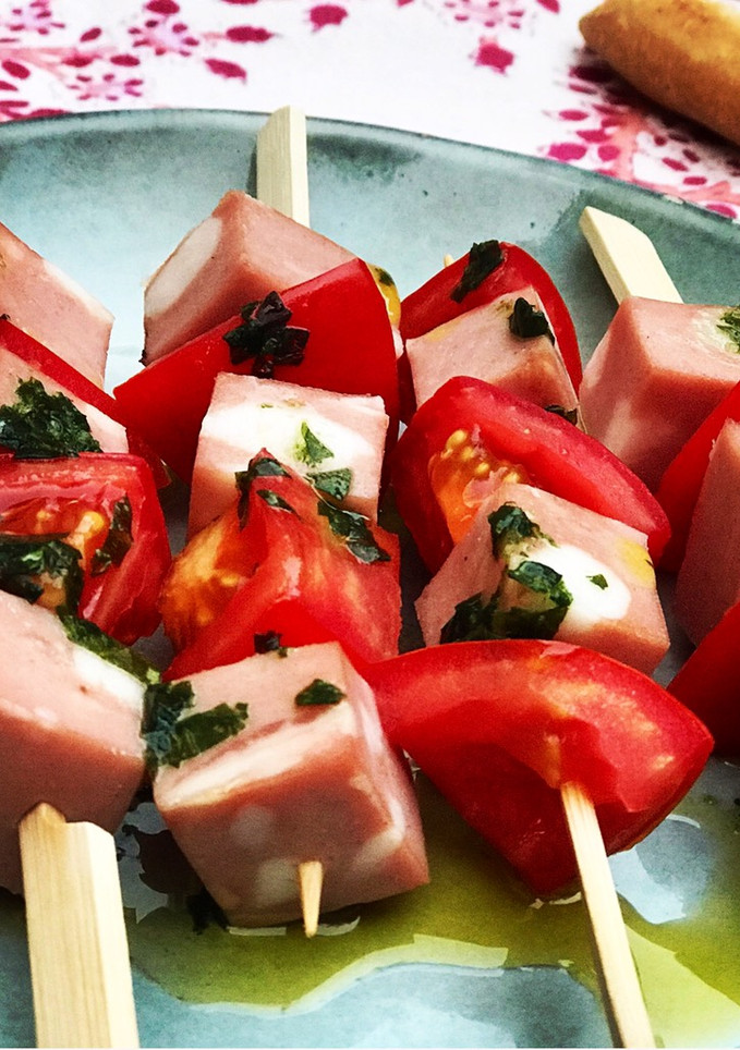Una foto de Brochetas de mortadela siciliana, tomate y aceite de albahaca 🌿