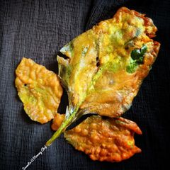 A picture of Crispy palak pakora (crispy spinach fritters).