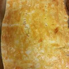 Una foto de Empanada de pollo, queso y bechamell