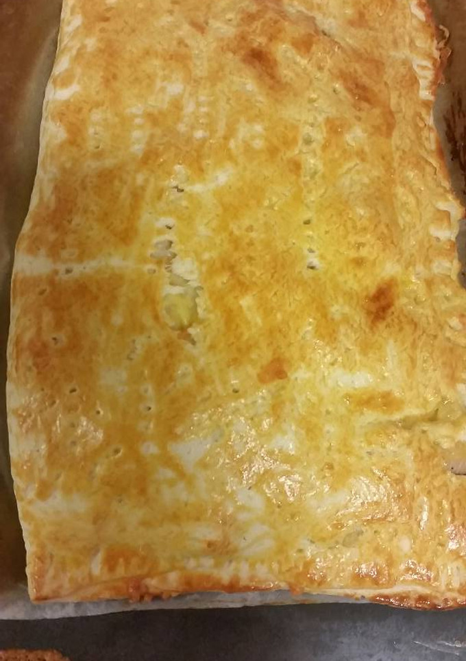 Una foto de Empanada de pollo, queso y bechamell