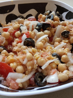 Una foto de Ensalada de garbanzos